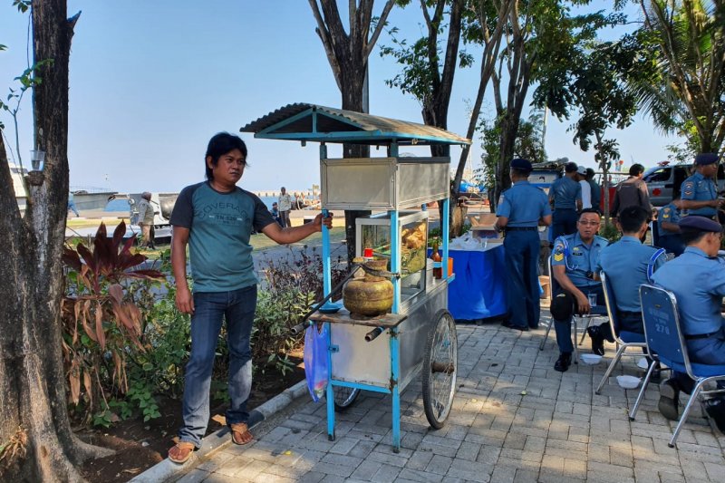Naik pangkat, personel Lantamal VI undang penjual jajanan gerobak