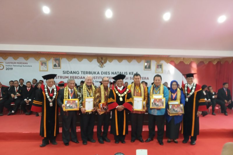 Gubernur Lampung terima penghargaan Lustrum Perdana Itera