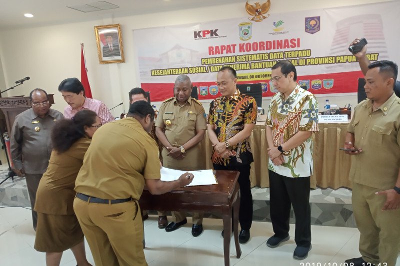 Bupati Manokwari minta Disdukcapil masuk dalam struktur Kemendagri