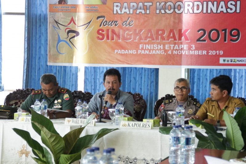 Pebalap TdS melalui Padang Panjang saat hari pasar