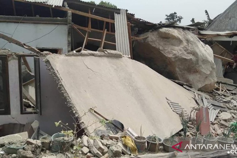 Sejumlah batu besar menimpa rumah warga