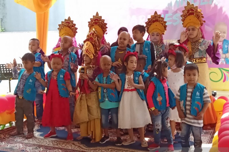 Alfamart salurkan donasi konsumen bagi penderita kanker Pekanbaru