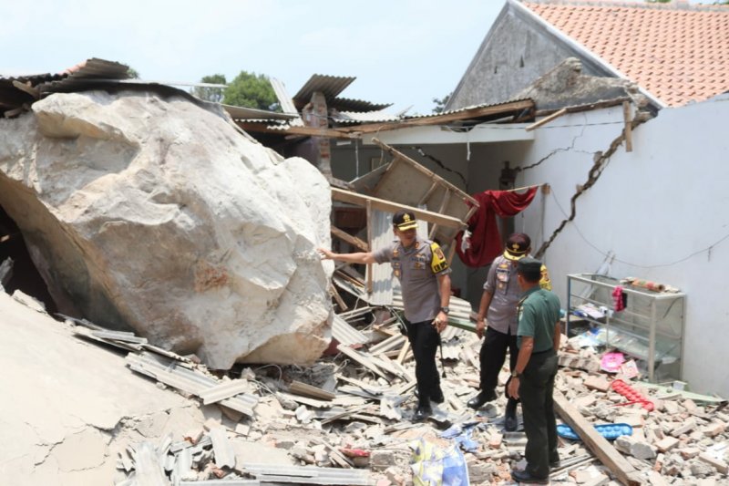 Sempat terdengar ledakan sebelum batu besar menimpa rumah warga