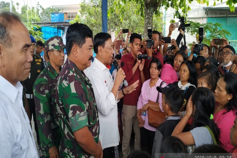 RALAT - Menkopolhukam melepas 107 pengungsi kembali ke Wamena