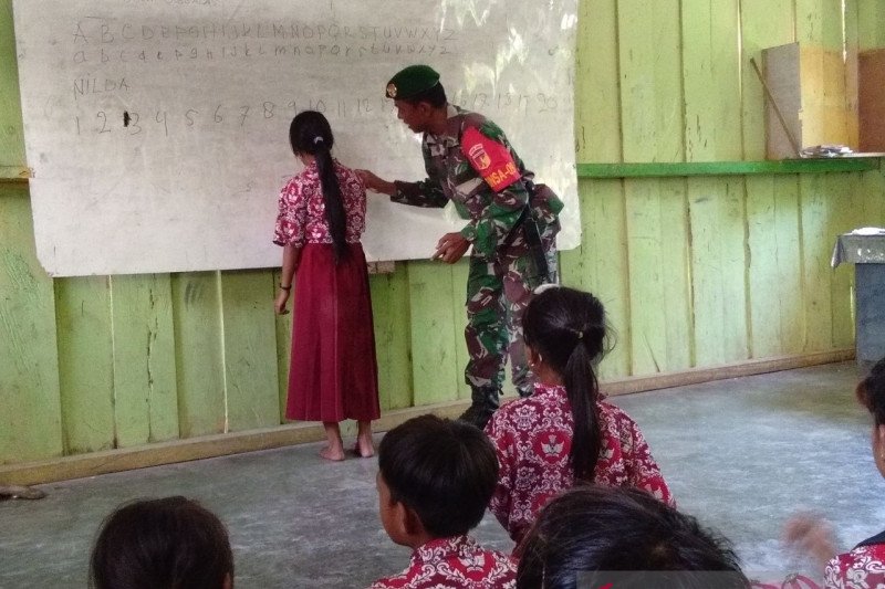 Satgas TMMD ajarkan wawasan kebangsaan kepada siswa di desa terpencil