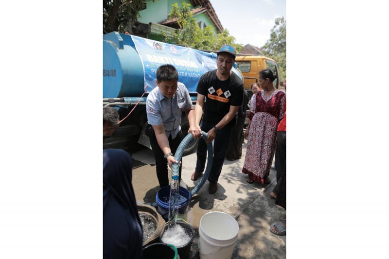 Semen Gresik guyur air bersih untuk warga empat desa di Kudus