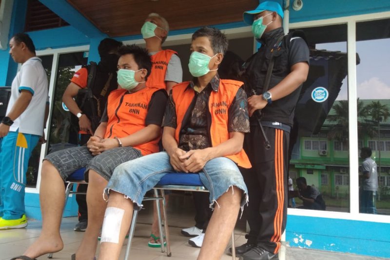 Petugas tembak dua pengedar sabu