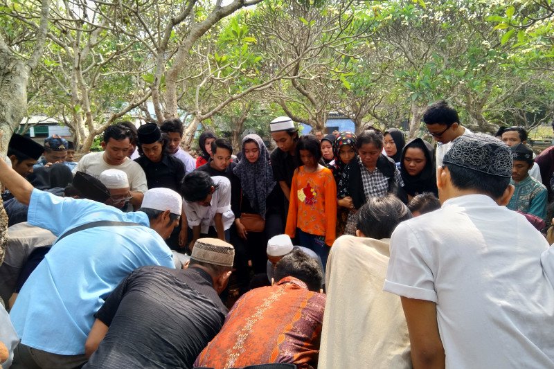 Prosesi pemakaman Akbar Alamsyah diwarnai isak tangis keluarga