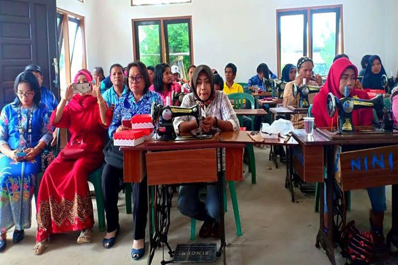 Warga Desa Bukit Sawit ikuti pelatihan menjahit