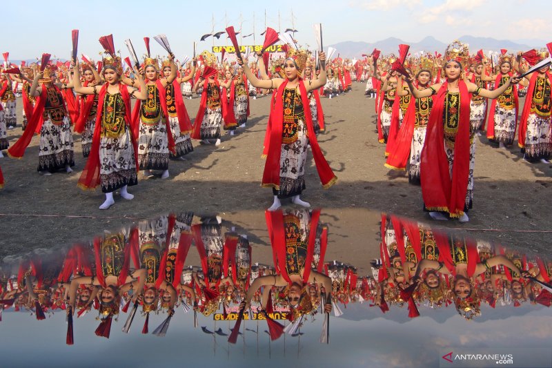 Meriahnya atraksi kolosal Gandrung Sewu