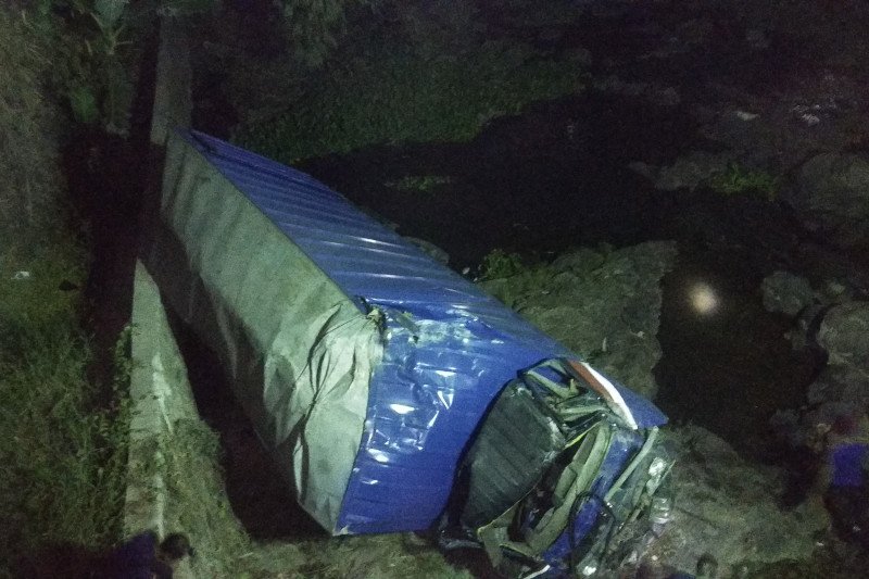 Diduga rem blong truk 'nyungsep' ke Kaliakar