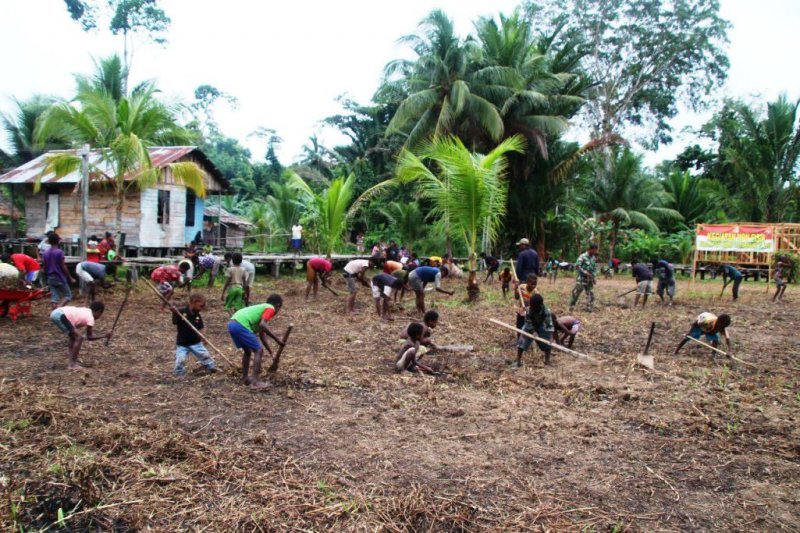 Satgas TMMD Merauke bersama warga bersihkan Lapangan Kampung Kogir