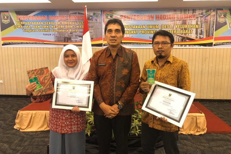 Harian Rakyat Sumbar terima Anugerah Literasi