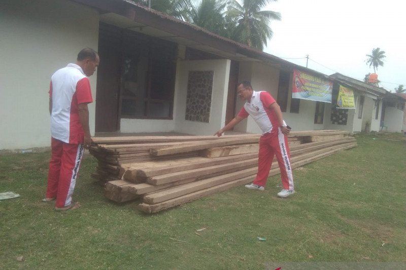 Polisi amankan kayu tak bertuan di Lengayang