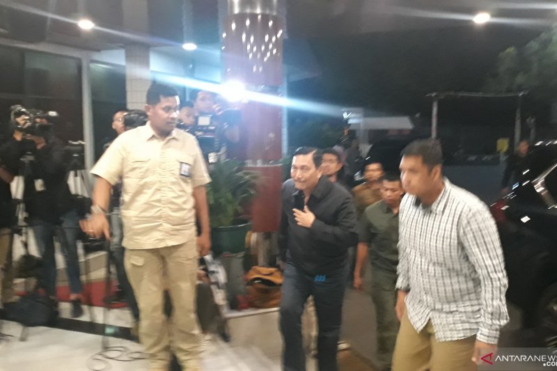 Luhut besuk Wiranto dengan busana hitam