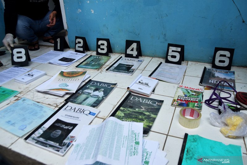 Polisi geledah kontrakan terduga teroris NAS