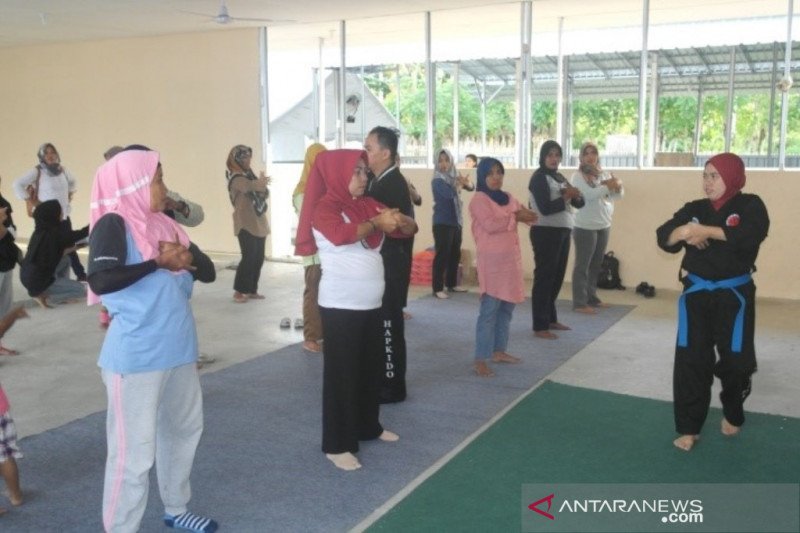 Perempuan korban gempa di Palu diajari bela diri