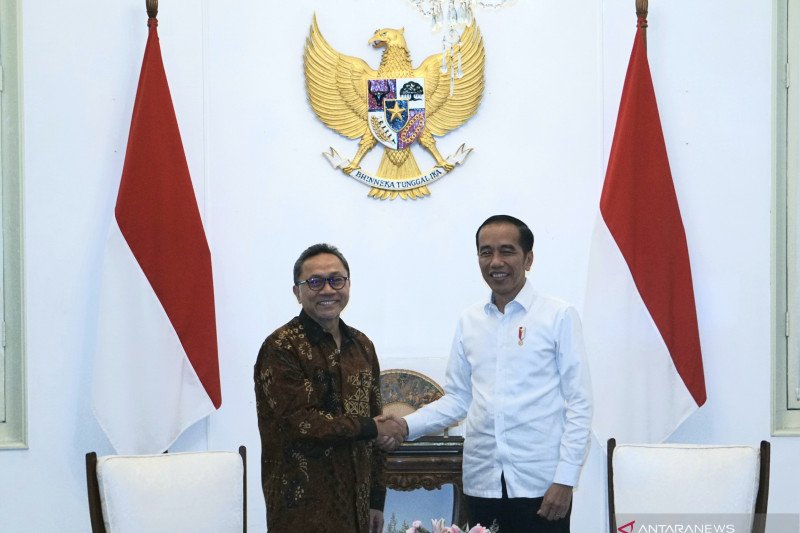 Presiden Jokowi bertemu Zulkifli Hasan di Istana Merdeka
