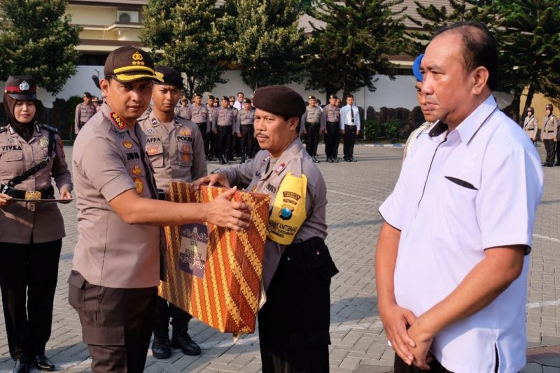Kapolresta Sidoarjo ganjar penghargaan anggota berprestasi