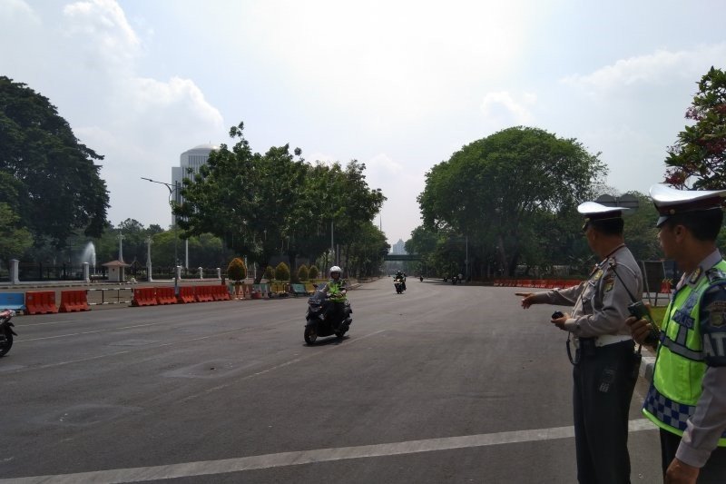 Terkait adanya aksi unjuk rasa, lalin jalan Merdeka Utara dan Barat ditutup