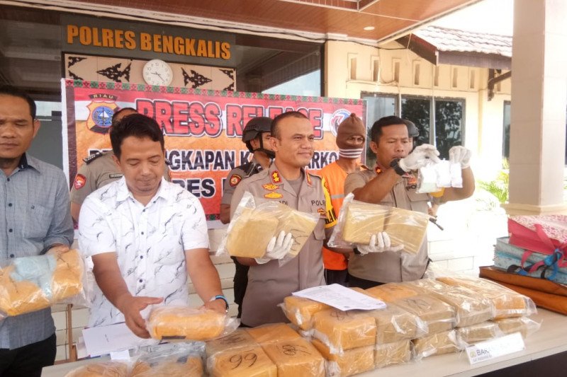 Polres Bengkalis ringkus kurir pembawa sabu 27,1 kg
