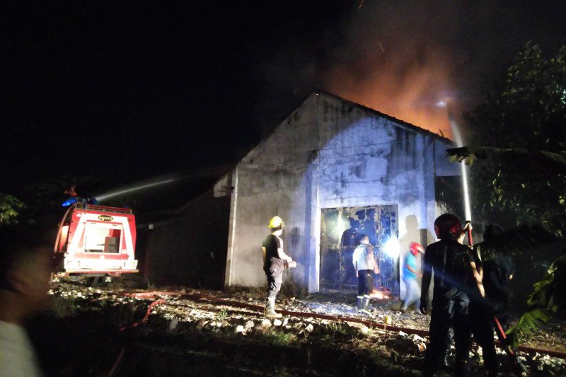 Gudang mi dan lilin di Metro Selatan ludes terbakar