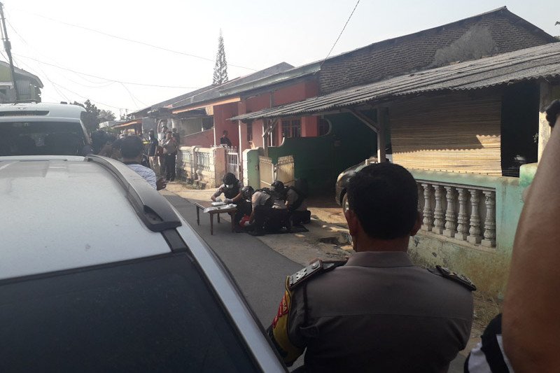 Densus 88 bawa bahan peledak usai geledah rumah keluarga terduga teroris