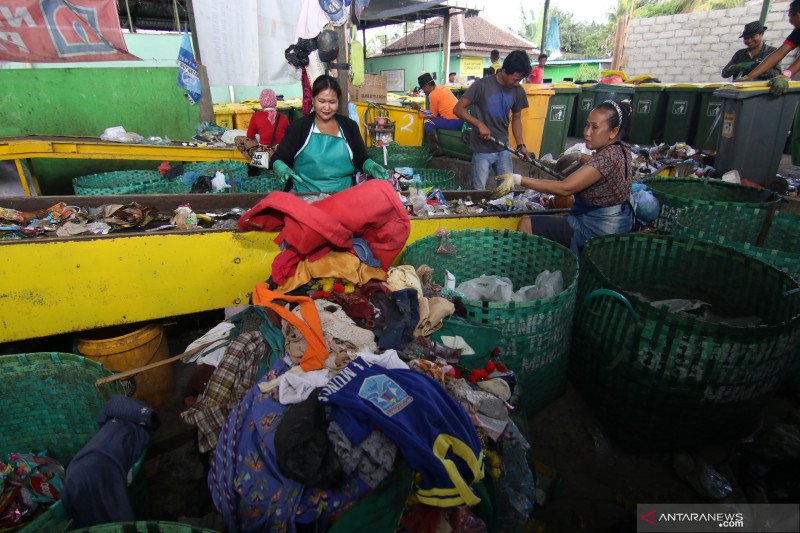 Pengelolaan sampah oleh Bumdes