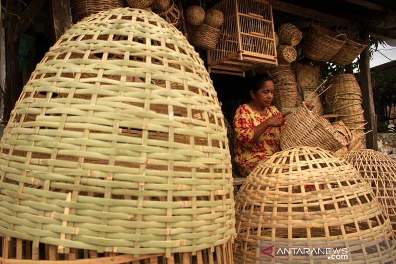 Kerajinan berbahan rotan dan bambu