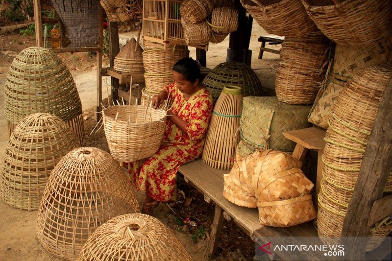 Kerajinan berbahan rotan dan bambu