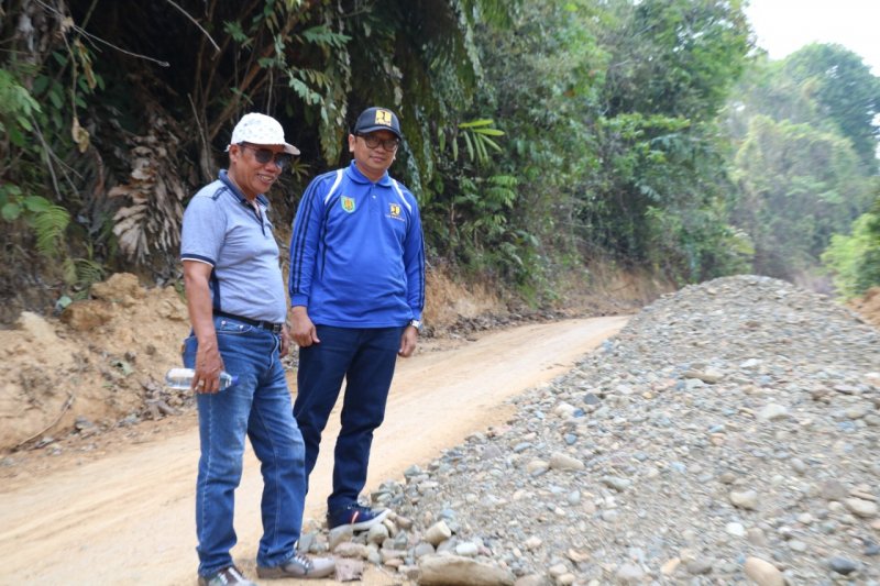 Anggota Dewan Tabalong tinjau perbaikan jalan Desa Salikung