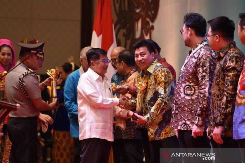 Wapres JK serahkan Primaniyarta Awards pada Riau Andalan Kertas