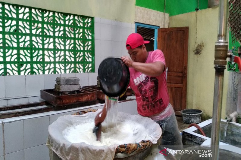 Perajin tahu Tuksono mendapat bantuan alat produksi dari BPTTG Yogyakarta