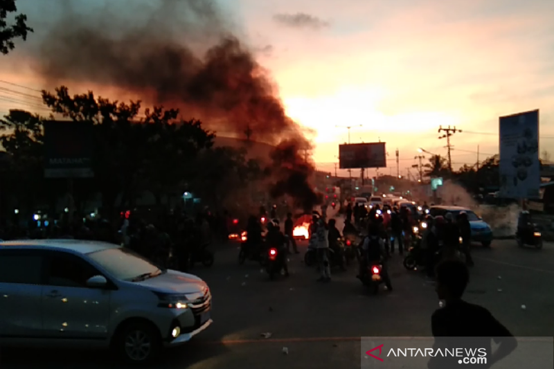 Demo di Kendari, mahasiswa blokade beberapa titik jalan