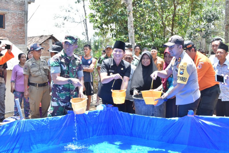 Forkopimda Trenggalek bagikan air bersih kepada warga terdampak kekeringan