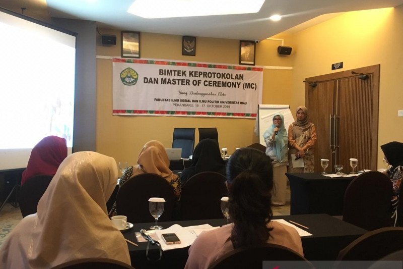 VIDEO - MC kondang Riau isi pelatihan Keprotokolan dan Master of Ceremony