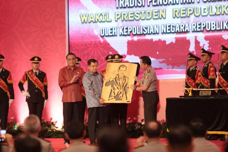Purna tugas, Wapres JK terima penghargaan dari Polri