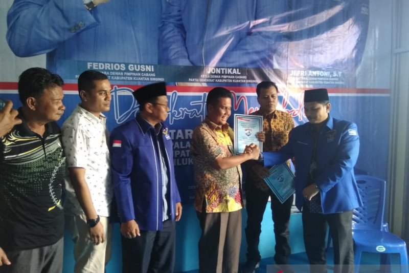 Ambil formulir di Demokrat, Suhardiman-Indra ramaikan Pilkada Kuansing