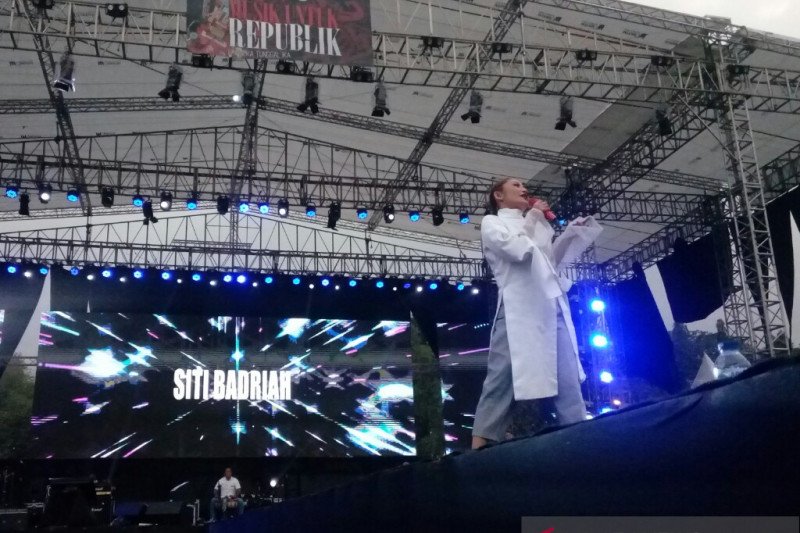 Pedangdut Siti Badriah suarakan perdamaian di konser