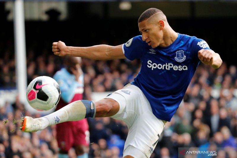 Everton kalahkan West Ham 2-0