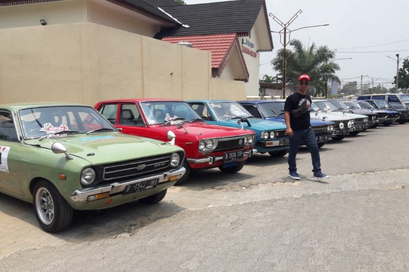 Ratusan mobil klasik "mejeng" di PKOR Wayhalim Bandar Lampung