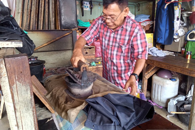 Jasa setrika arang tetap bertahan di Pasar Raya Padang