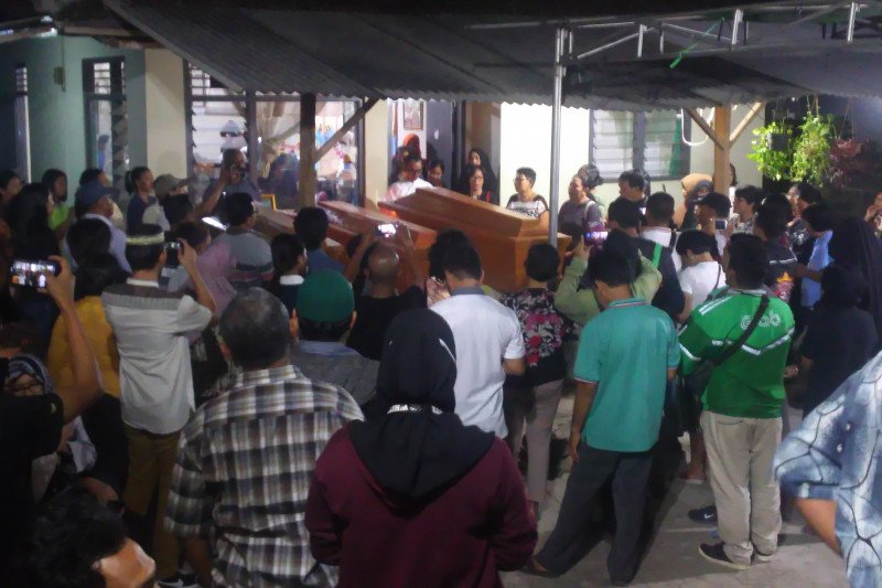Isak tangis sambut kedatangan empat jenazah korban kecelakaan JTTS