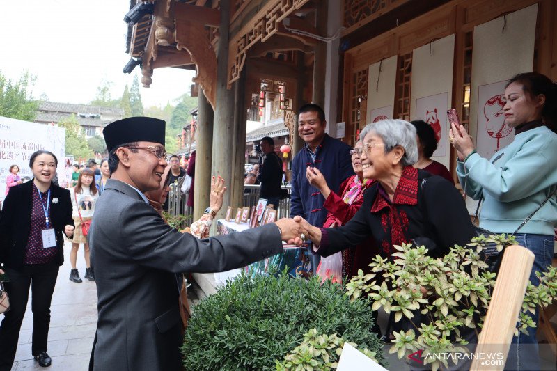 Ratusan warga Pengzhou antusiasme sambut kota kembar dengan Mataram