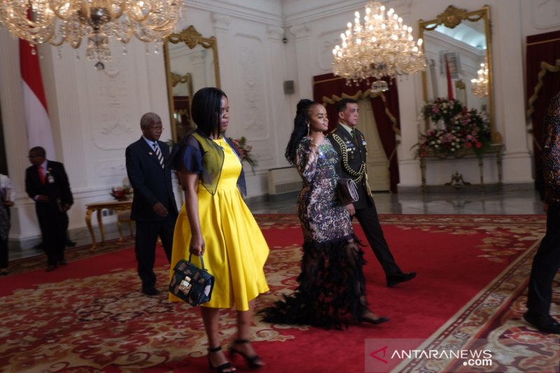 Gaun Putri Eswatini menarik perhatian saat ke Istana Merdeka