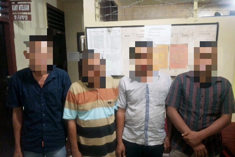 Seorang PNS dan nekad berjidi dengan tiga warga