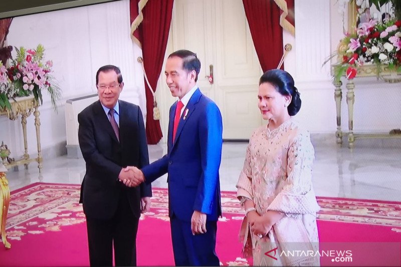 Jokowi tawarkan produk Inka ke PM Kamboja Hun Sen
