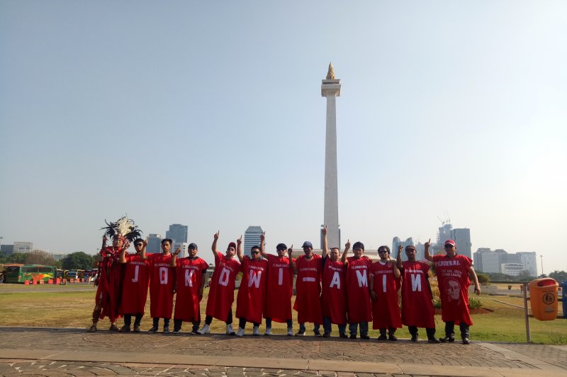 Masyarakat pakai jubah unik sambut Jokowi di Monas
