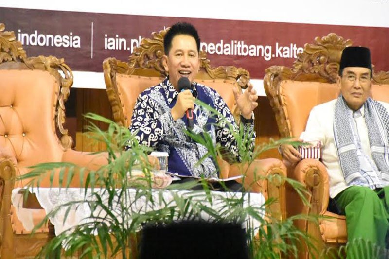 Koyem berikan motivasi dihadapan mahasiswa IAIN Palangka Raya