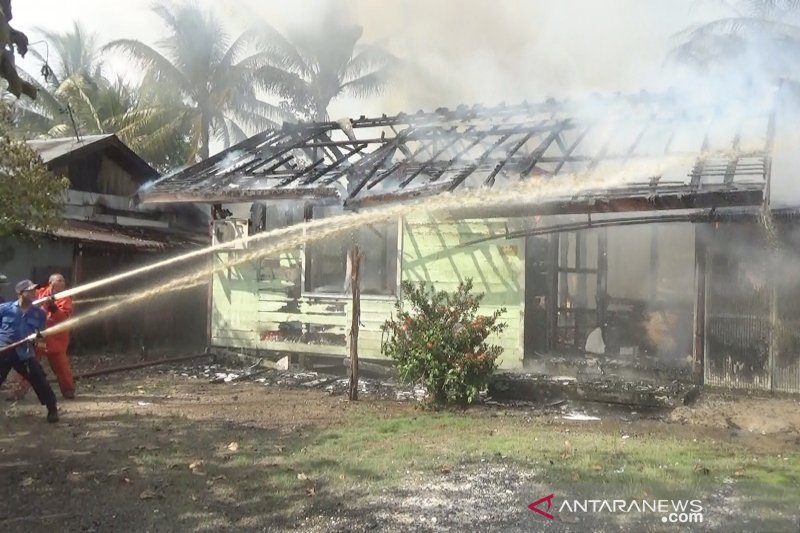 Sebuah rumah dinas di Kapuas ludes terbakar